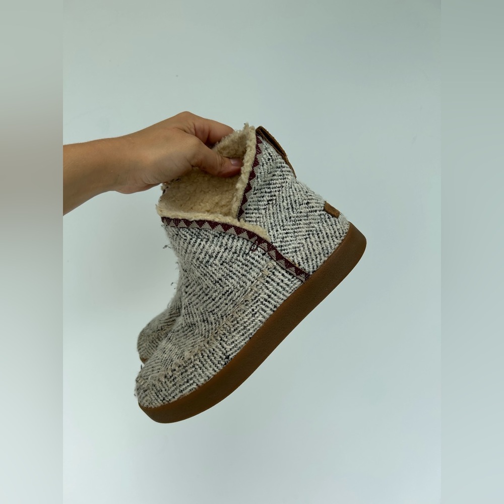 ✨SIZE 7 SANUK SWEATER BOOT